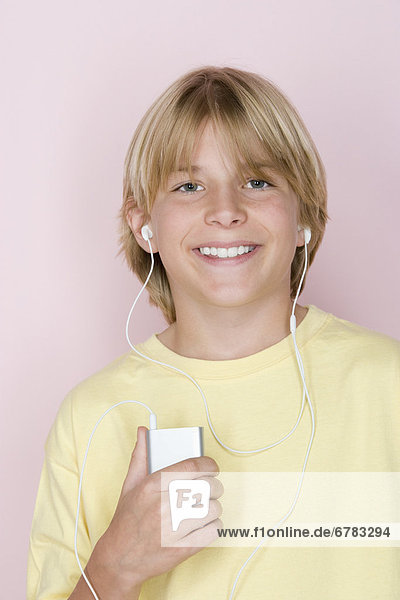 Halbportrait  Portrait  Jugendlicher  Junge - Person  Spiel  MP3-Player  MP3 Spieler  MP3 Player  MP3-Spieler  schießen  Studioaufnahme