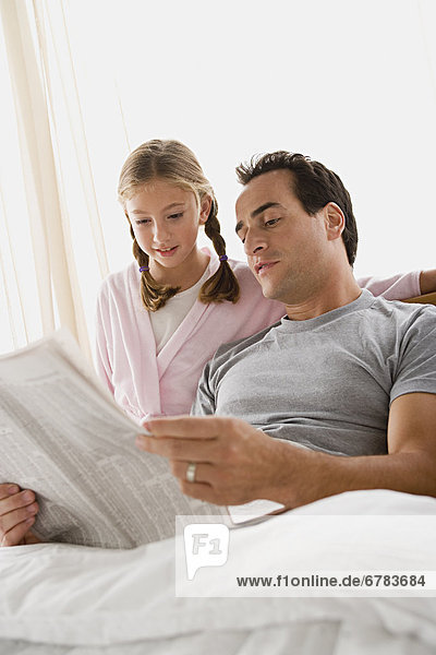 Menschlicher Vater Schlafzimmer Tochter 12-13 Jahre 12 bis 13 Jahre Zeitung vorlesen