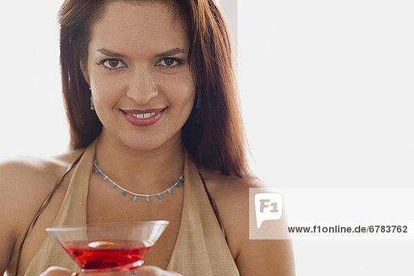 Portrait  Frau  lächeln  halten  Cocktail  Mittelpunkt  Erwachsener