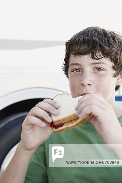 Junge - Person Sandwich Marmelade essen essend isst Erdnuss Butter Götterspeise