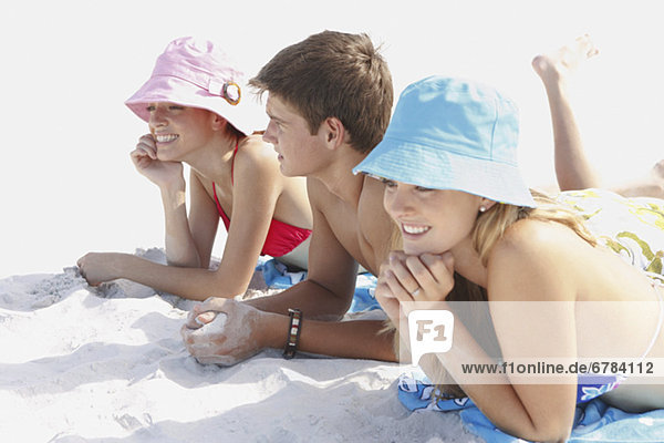 Freunde Sonnenbaden am Strand