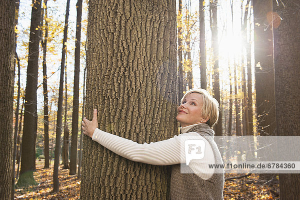 Vereinigte Staaten von Amerika  USA  Frau  umarmen  lächeln  Baum  Wald  Herbst  New Jersey