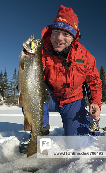 Mann  halten  Eis  angeln  Ontario
