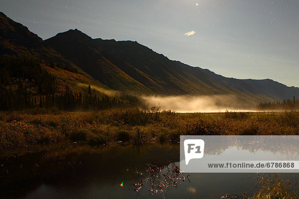 Die Berge rund um Annie See in voller Moonlight in der Nähe von Whitehorse  Yukon  Kanada