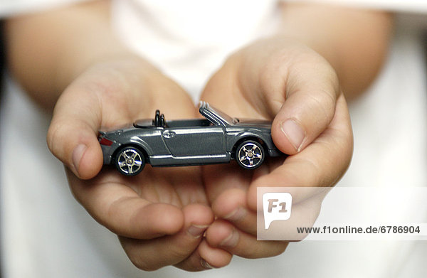Junge - Person  Auto  Spielzeug