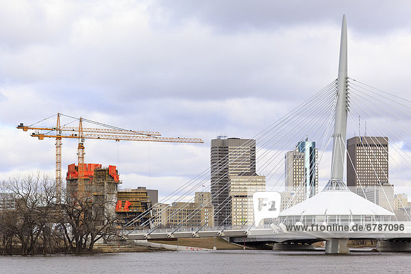 Skyline  Skylines  bauen  Mensch  unterhalb  Brücke  Museum  kanadisch  Innenstadt  Manitoba  Winnipeg