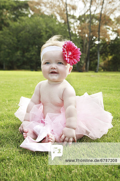 sitzend  Blume  pink  Kleidung  Gras  Mädchen  Baby  Hawaii  Oahu  Ballettröckchen