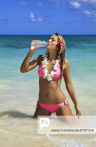 Wasser  Jugendlicher  Strand  Mädchen  Flasche  Hawaii