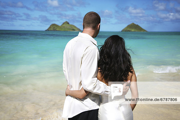 Oahu  Hawaii  Lanikai  junges Paar beide hält Eachother.