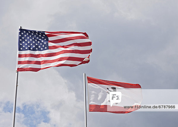 Flaggen der USA und Berlin  wehend  stürmisch
