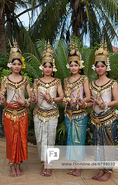 4  Pose  Tradition  Tänzer  jung  Kleidung  Kostüm - Faschingskostüm  Kambodscha  Siem Reap