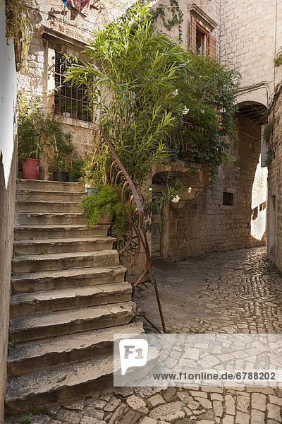 Innenhof in der historischen Altstadt  Trogir  UNESCO Weltkulturerbe  Dalmatien  Kroatien  Südeuropa  Europa