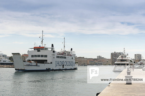 Autofähren im Hafen von Zadar  Dalmatien  Kroatien  Südeuropa  Europa