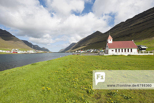 Kirche in Hvannasund  Insel Vidoy  Färöer  Färöer-Inseln  Dänemark  Nordatlantik  Nordeuropa