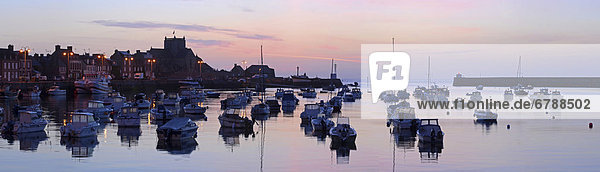 Sonnenaufgang hinter dem Hafen von Barfleur  Boote spiegeln sich im ruhigen Wasser des Ärmelkanals  Halbinsel Cotentin  Normandie  Frankreich  Europa