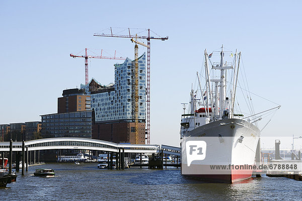 Im Bau befindliche Elbphilharmonie und Museumsschiff Cap San Diego  Überseebrücke  Hamburger Hafen  Hansestadt Hamburg  Deutschland  Europa