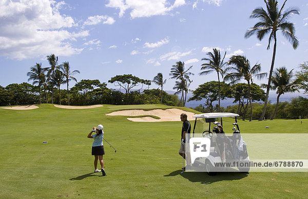 Hawaii  Maui  Wailea  weibliche Golfer auf dem Golfplatz.