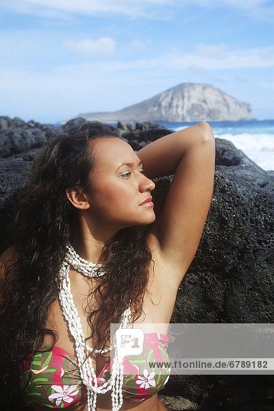 Hawaii  Oahu  Makapuu  attraktive junge Frau auf den Felsen mit Insektensammlung Kleidung.