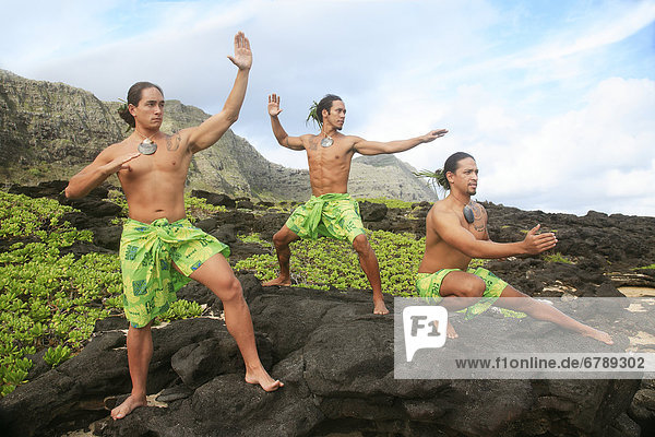 Hawaii  Oahu  Gruppe von Tahiti männlichen Tänzern posieren.