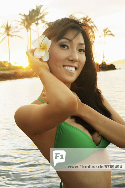Hawaii  Oahu  attraktive junge Frau am Strand.