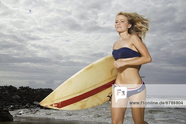 Kealia Strand  Hawaii  Kauai  Surfer Girl genießen einen Tag aus.