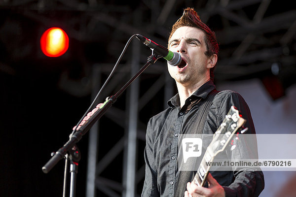 Sänger und Frontmann Justin Sane von der US-Politpunk-Band Anti-Flag live beim Heitere Open Air in Zofingen  Aargau  Schweiz  Europa