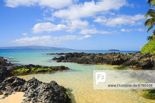 Hawaii  Maui  Makena  Maui Wai oder Geheimnis Beach  flachen Ozeanwasser umgeben von Felsen und Sand.