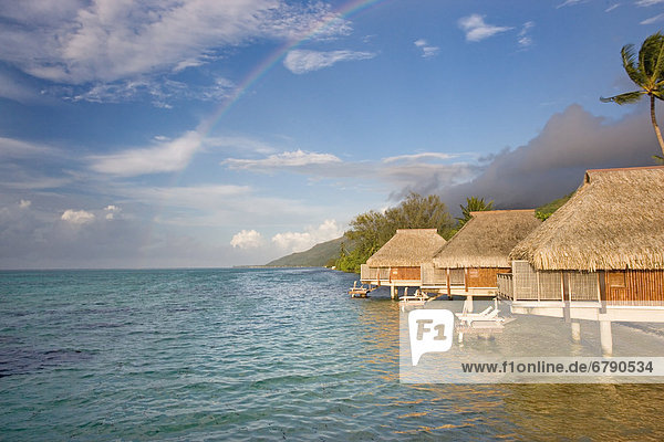 Französisch Polynesien  Pearl Resort  Bungalows über wunderschönen türkisfarbenen Meer.