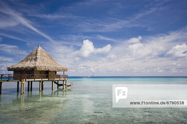 Französisch Polynesien  Moorea Lagoon Resort  Bungalows über wunderschönen türkisfarbenen Meer.