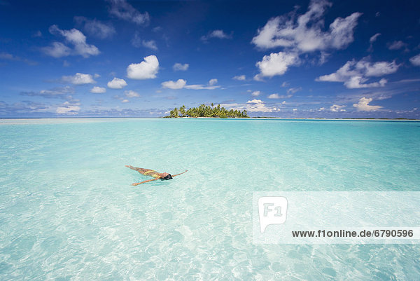 Französisch-Polynesien  Tuamotu-Inseln  Rangiroa  Frau genießen Sie einen Tag im Ozean.