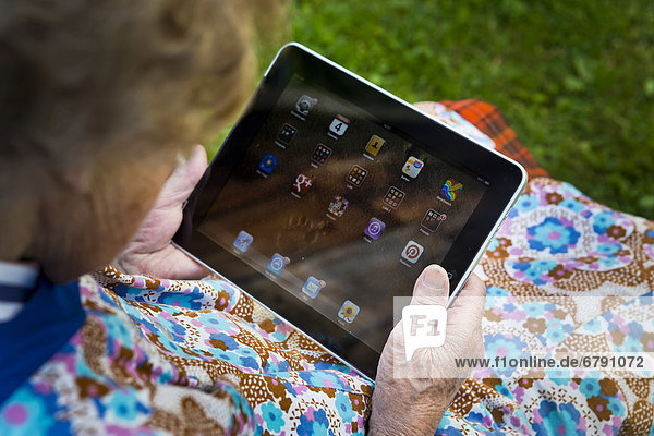 Alte Frau mit Tablet-PC