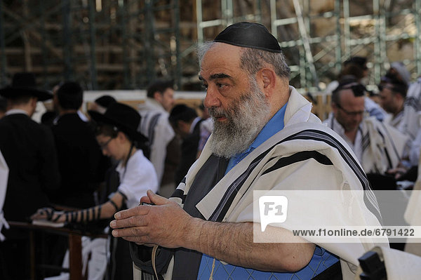Betender Jude an der Klagemauer mit Kippa und Tallin Gebetsmantel über der Schulter Arabisches Viertel Jerusalem Israel Naher Osten Vorderasien