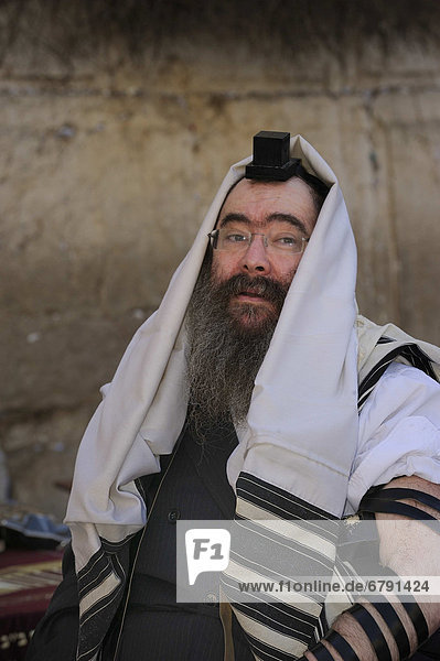 Jew with tefillin on his head and prayer shawl  tallit  around the head  Muslim Quarter  Jerusalem  Israel  Middle East  Southwest Asia