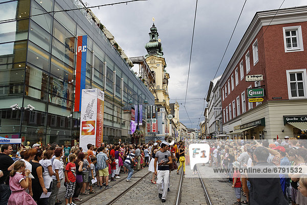 Pflasterspektakel  Straßenkunst-Festival  Landstraße mit Ursulinenkirche  Linz  Oberösterreich  Österreich  Europa