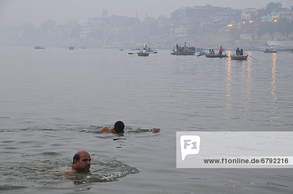 Indische Schwimmer in der Morgendämmerung am Ganges Varanasi Uttar Pradesh Indien Asien