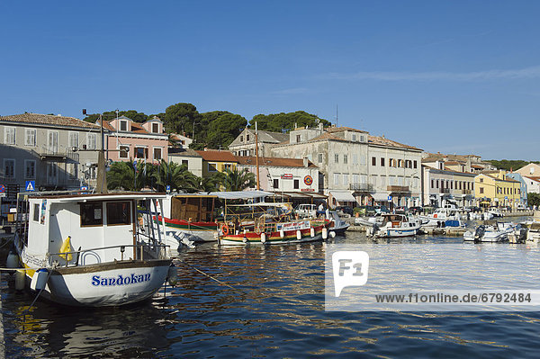 Boote im Hafen von Mali Losinj  Insel Losinj  Adria  Kvarner-Bucht  Kroatien  Europa