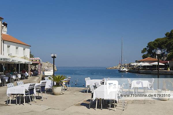 Restaurant Tische an der Hafeneinfahrt von Veli Losinj  Insel Losinj  Adria  Kvarner-Bucht  Kroatien  Europa