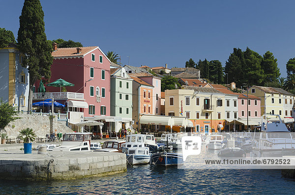 Boote im Hafen von Veli Losinj  Insel Losinj  Adria  Kvarner-Bucht  Kroatien  Europa