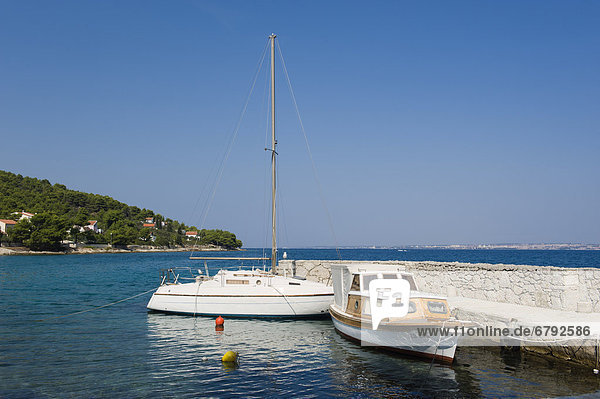 Boote vor Punta Zelena bei Kukljica Insel Ugljan Adria Zadar Dalmatien Kroatien Europa
