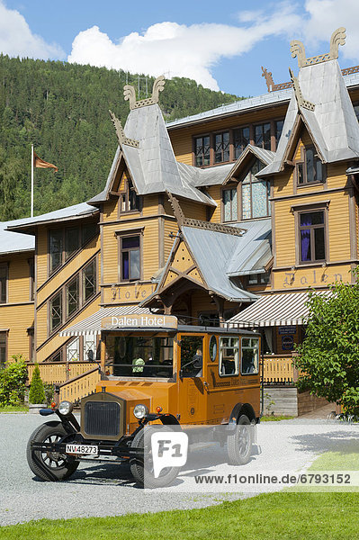 Oldtimer  Auto vor dem Hotel Dalen  Telemark  Norwegen  Skandinavien  Nordeuropa  Europa