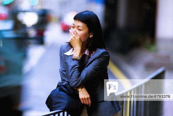 Frau  lachen  chinesisch  jung  Business  Hongkong  Straßenrand