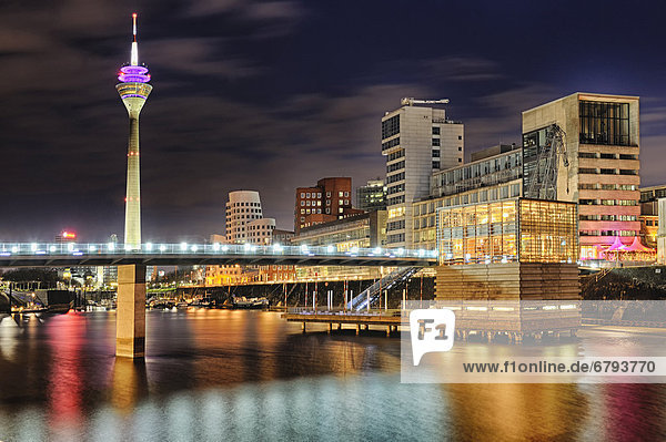 Medienhafen mit Skyline zur blauen Stunde  Medienhafen  Düsseldorf  Nordrhein-Westfalen  Deutschland  Europa