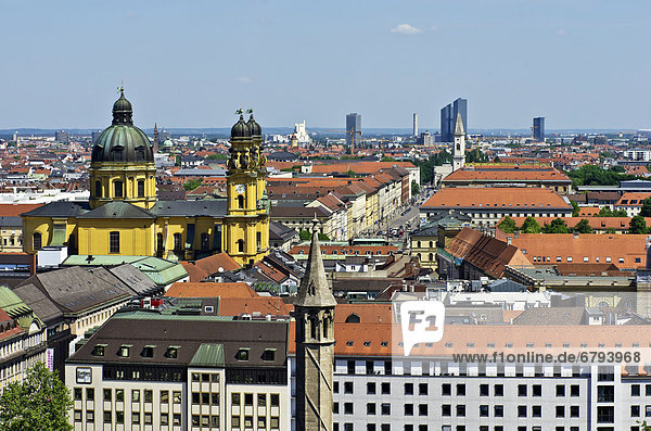 Blick vom Alten Peter über die Dächer von München mit der Theatinerkirche links  Oberbayern  Bayern  Deutschland  Europa