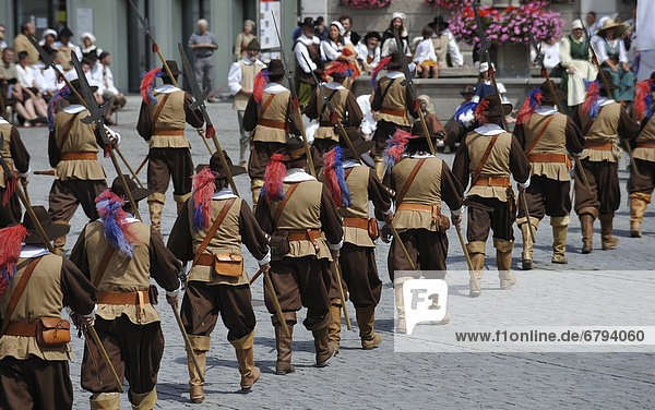 Darsteller in historischen Kostümen gehen bei den Wallensteinfestspielen über den Marktplatz von Memmingen  Bayern  Deutschland  Europa