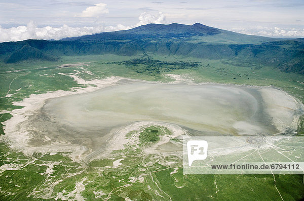 Ngorongoro Krater und Lake Magadi während der Regenzeit Luftaufnahme Arusha Region Tansania Afrika