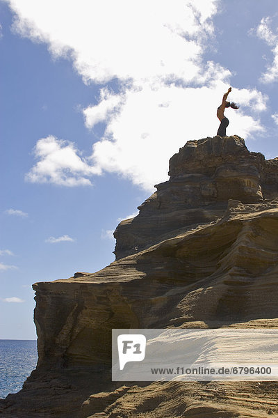 Frau Ozean Steilküste jung Yoga Hawaii Oahu
