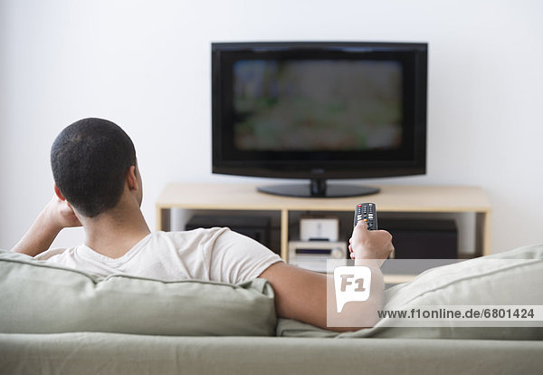 Interior  zu Hause  Mann  sehen  Fernsehen