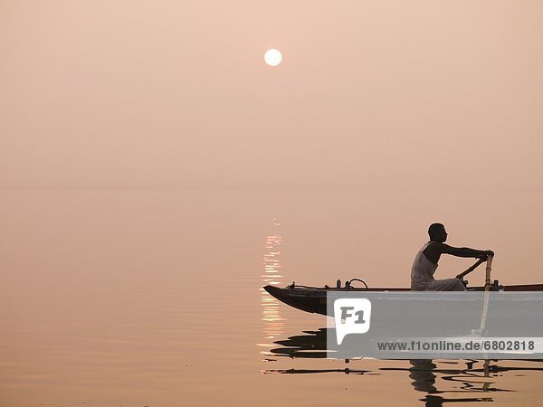 Sonnenuntergang  Mensch  Fluss  Kanu  Rudern  Ganges  Indien  Varanasi