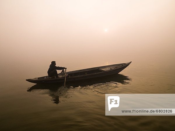 Sonnenuntergang  Mensch  Fluss  Kanu  Rudern  Ganges  Indien  Varanasi