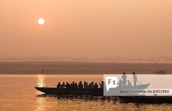 Mensch  Menschen  Sonnenuntergang  Boot  Fluss  Ganges  voll  Indien  Varanasi